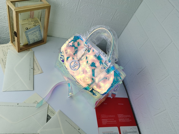 ルイヴィトンバッグ背面デザイン